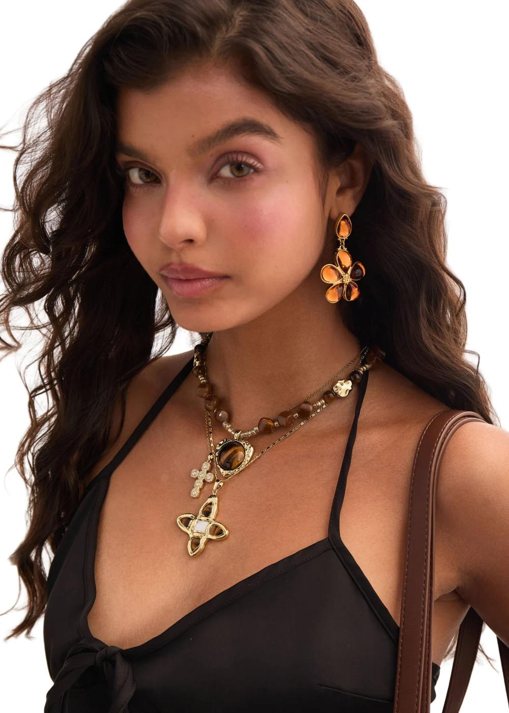 Weiteres Produktfoto 2: Lou & Manuelle Brown – Schmuckset mit Kreuz und Muscheldetails in Goldoptik