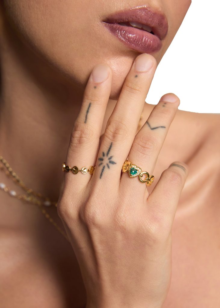 Weiteres Produktfoto 2: Sacre Blue Heart – Ring mit Herzmotiv und blauen Details in Goldoptik