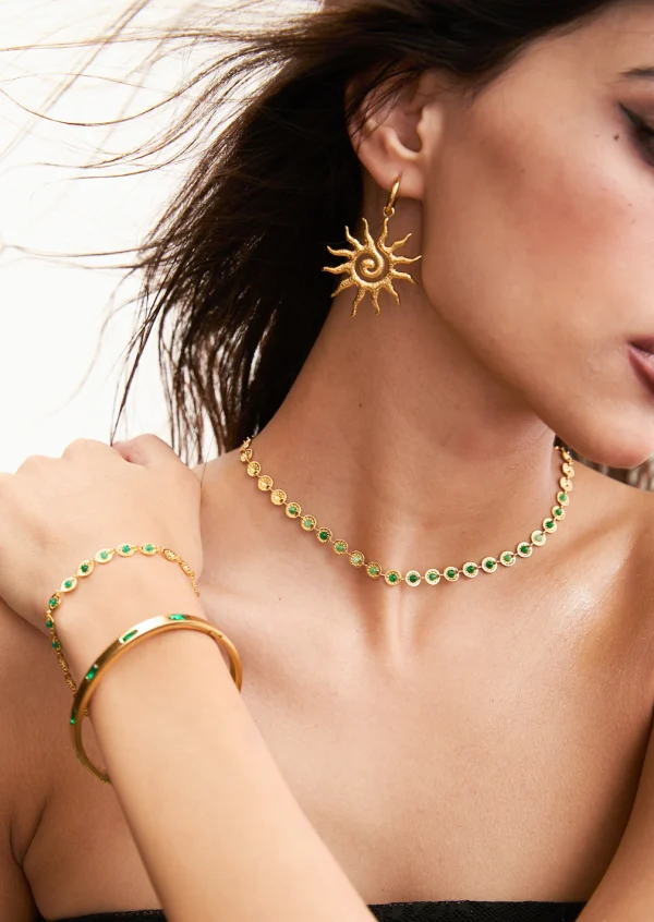 Regina Green – mehrlagiges Armband mit grünem Zirkonia in Goldoptik – weitere Ansicht