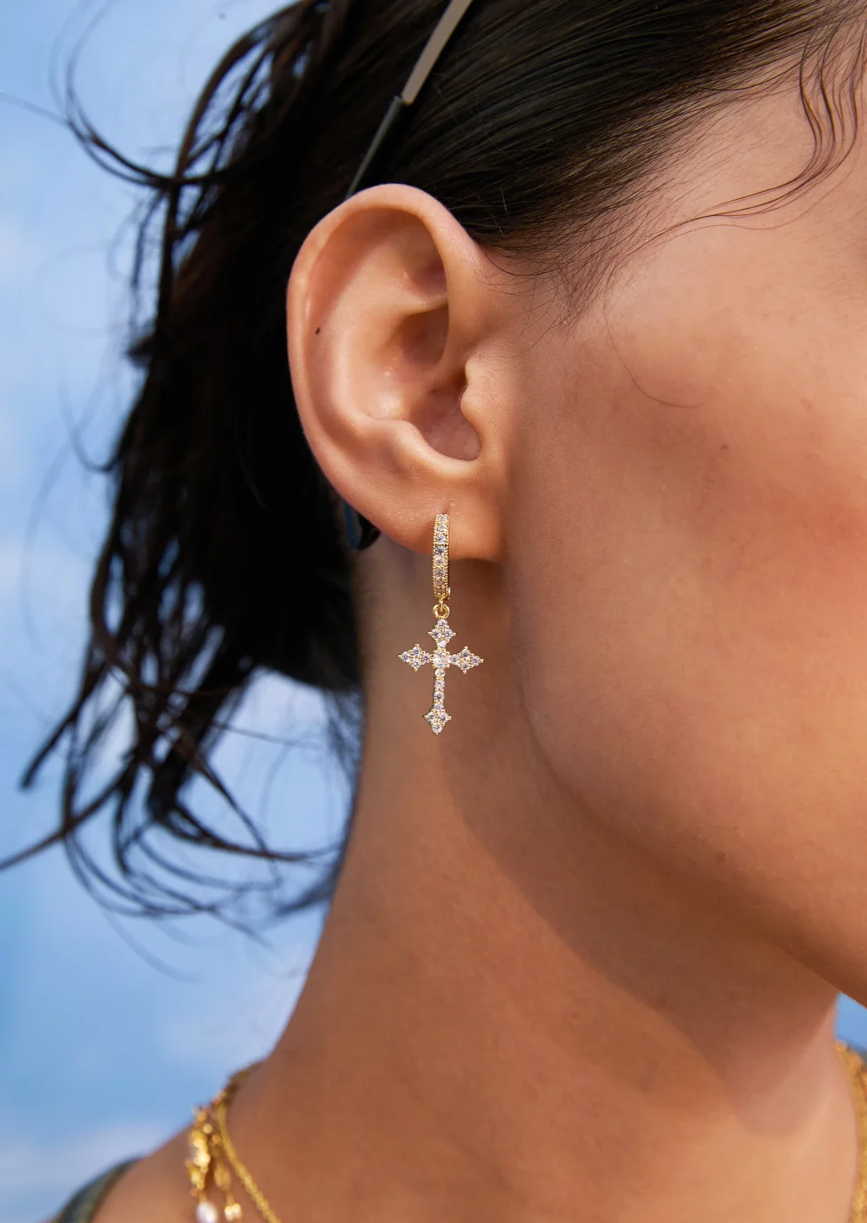 Weiteres Produktfoto 1: Ivonne Gothic – Ohrringe mit Kreuzmotiv und Zirkonia in Goldoptik