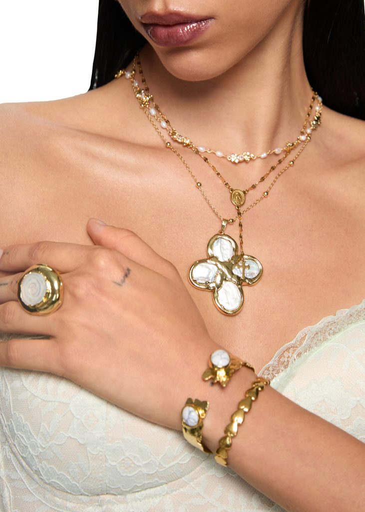 Weiteres Produktfoto 2: Lucky Lou – Halskette mit Blumen- und Perlendetails in Goldoptik
