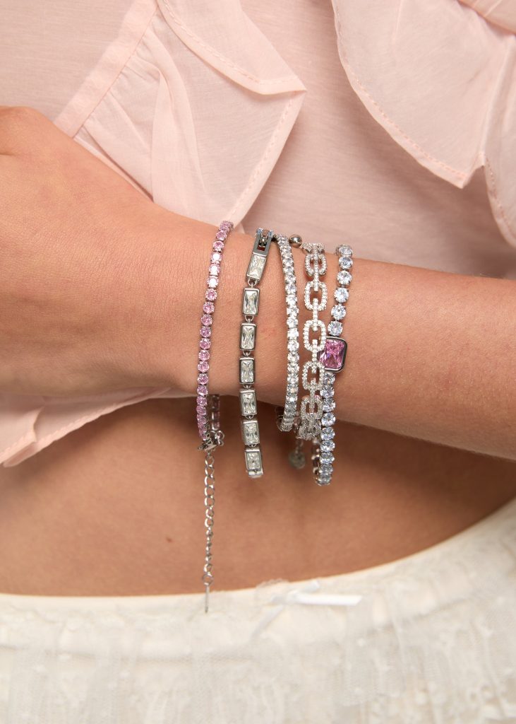 Abel Pink Glittering I – Armband mit rosa Akzenten in Silberoptik – weitere Ansicht