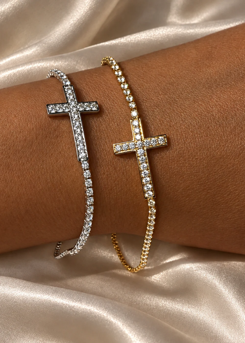 Weiteres Produktfoto 2: Glittering Cross – Armband mit Kreuz und Steinreihe im Tennisstil