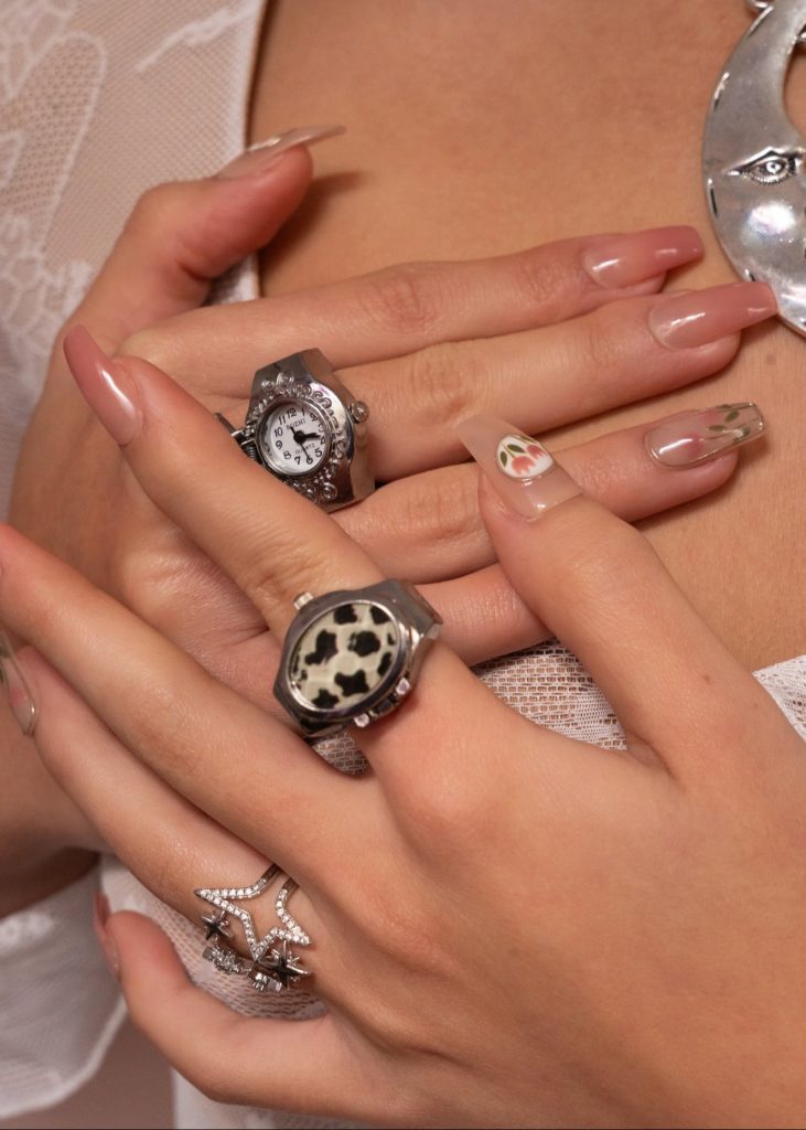 Midnight O'Clock – verstellbarer Ring mit Uhrmotiv in Schwarz-Weiß- und Silberoptik – weitere Ansicht