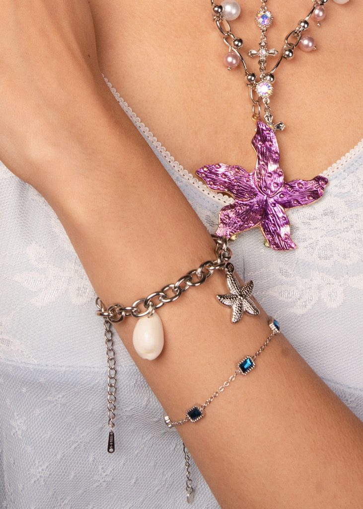 Weiteres Produktfoto 1: Natalie – Armband mit Seestern- und Muschelmotiven in Silberoptik