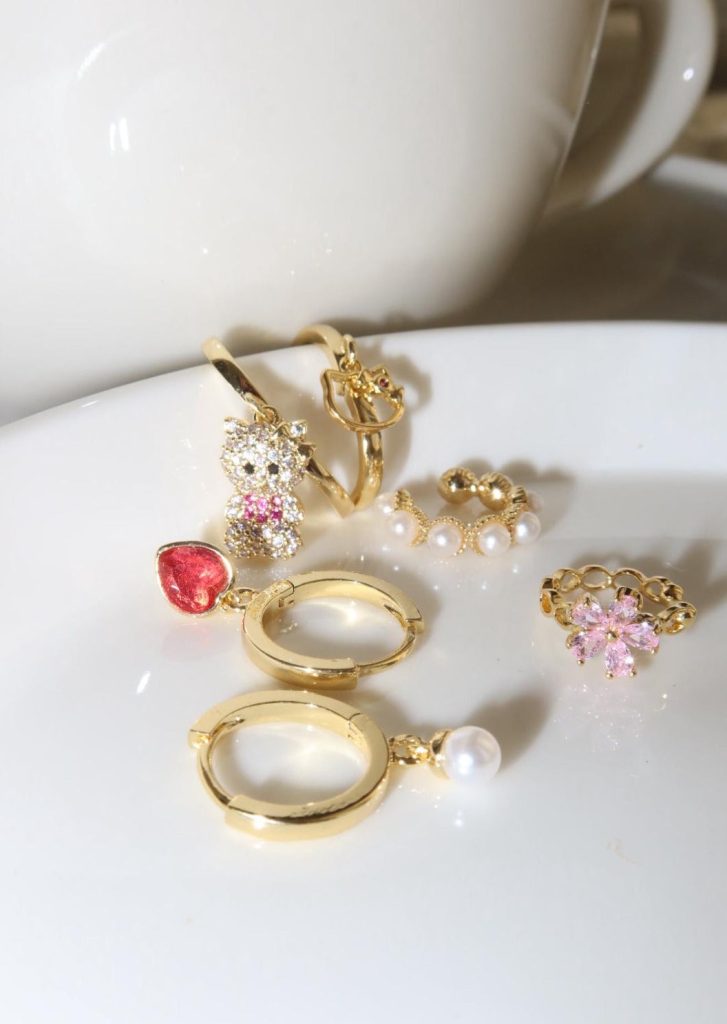 Kitty in Pink Love Romantic – Huggie-Ohrring-Set mit Katzenmotiv und Perlenoptik in Rosa – weitere Ansicht
