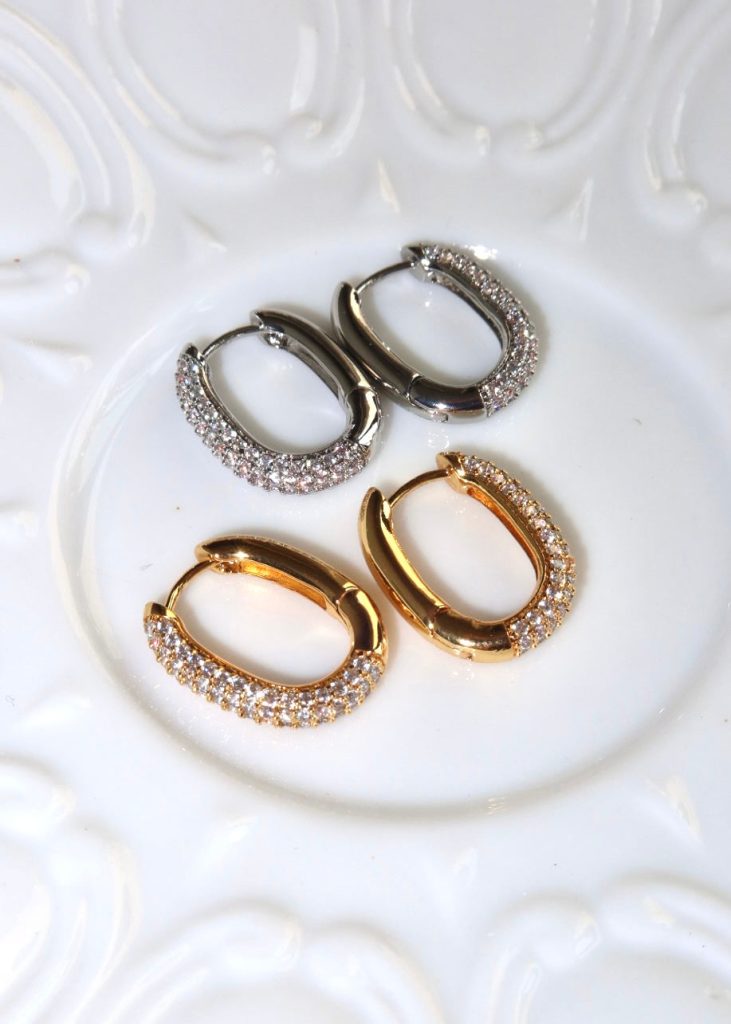 Diamond Leona – Huggie-Creolen mit Zirkonia in Goldoptik – weitere Ansicht