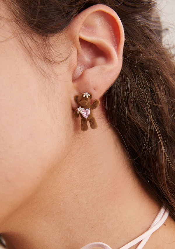 Hug Me Bear I – Herz-Ohrringe mit Bärenmotiv – weitere Ansicht