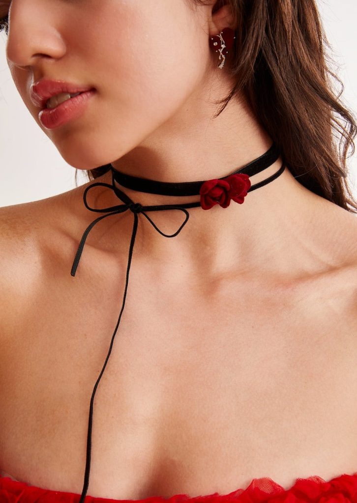 Rosa Roses – schwarzer Samt-Choker mit Rosenmotiv – weitere Ansicht
