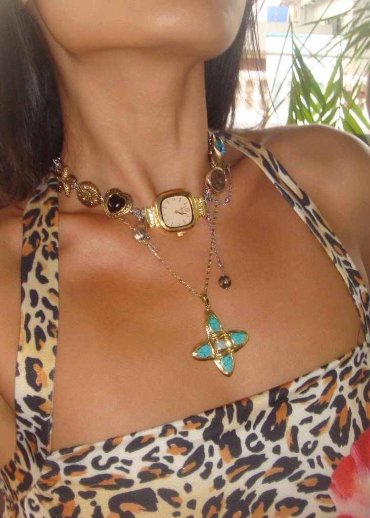 Guendalina & Lou – Schmuckset mit Kreuz-, Muschel- und Uhrmotiven – weitere Ansicht
