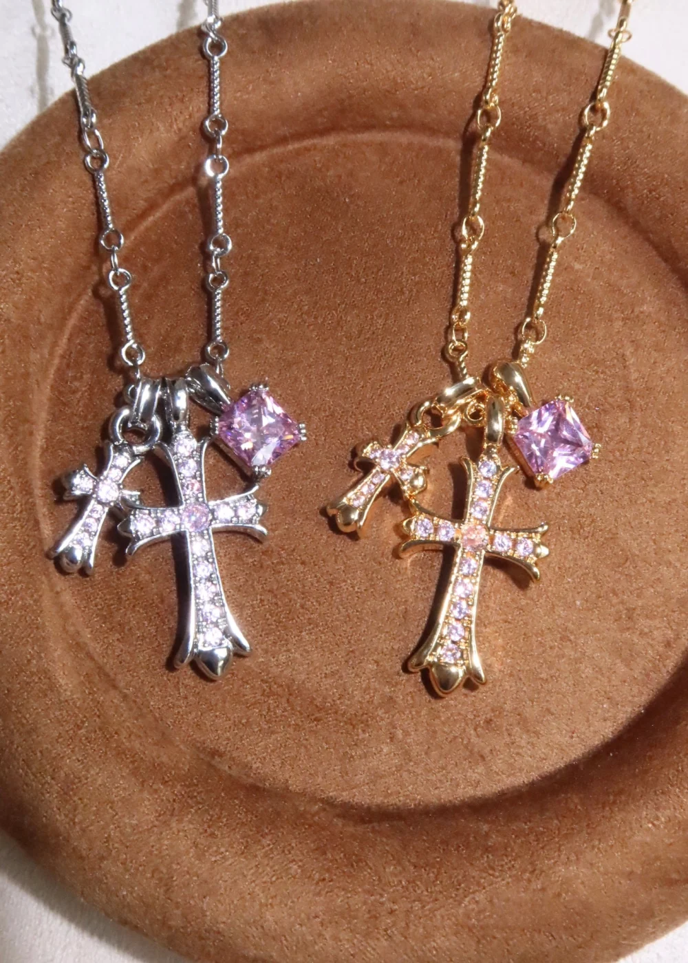 Weiteres Produktfoto 2: Val Duo Cross Pink – Halskette mit Kreuz und geometrischen Details in Silberoptik