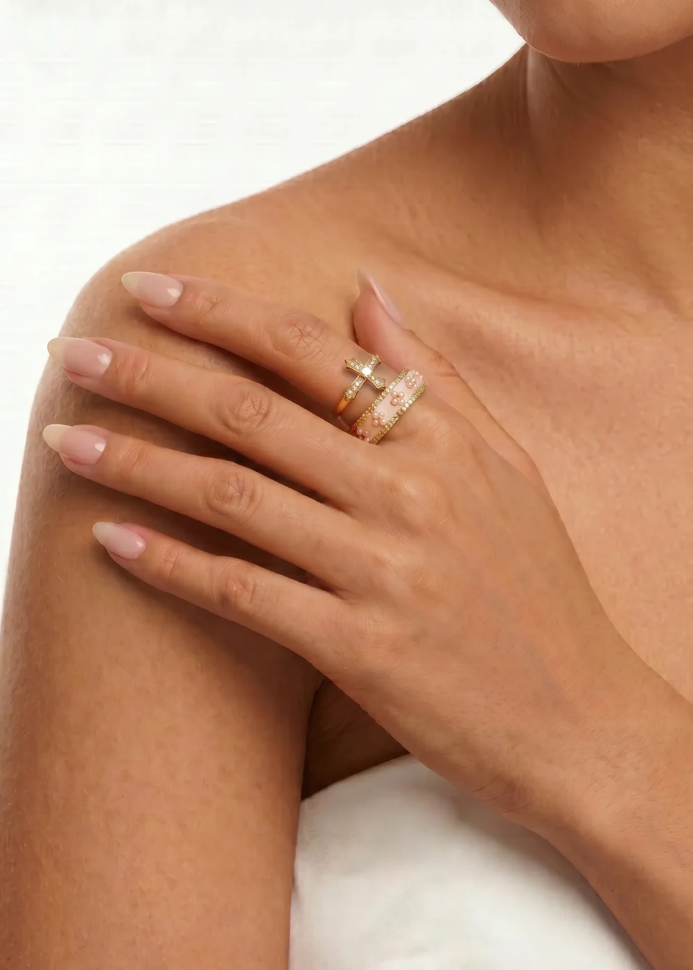 Weiteres Produktfoto 2: Val Cross – Ring-Set mit Kreuzmotiv und rosa Akzenten in Goldoptik