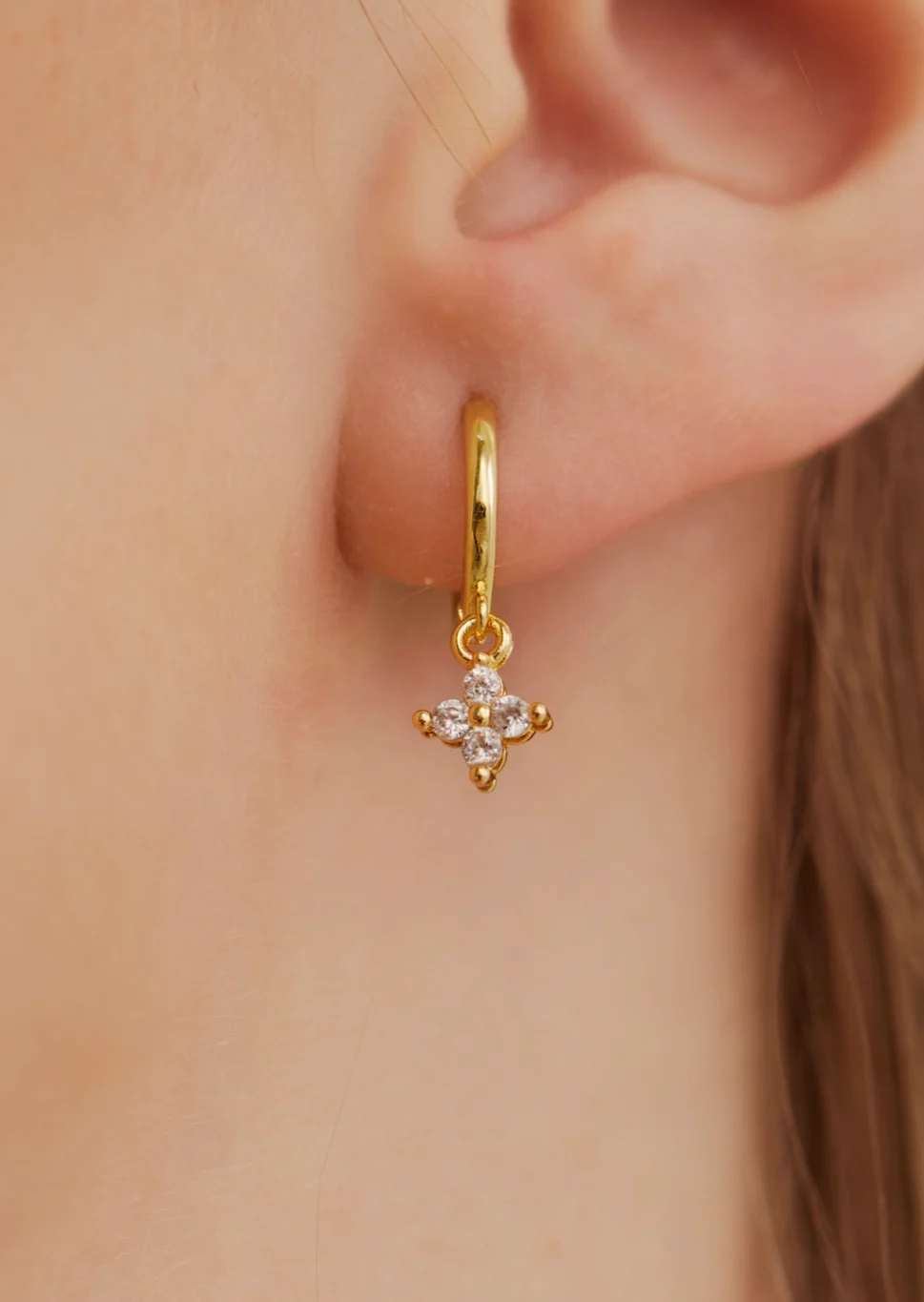 Weiteres Produktfoto 2: Penelope Glittering Clover – Kleeblatt-Ohrringe mit Zirkonia