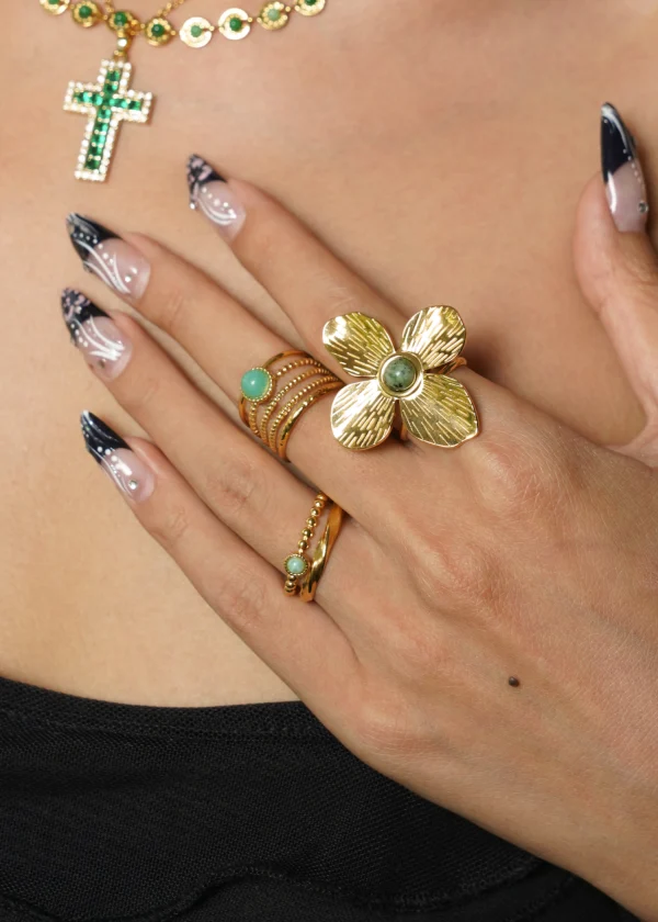 Jungle Flower – Ring mit grünem Naturstein und Blumenmotiv in Goldoptik – weitere Ansicht