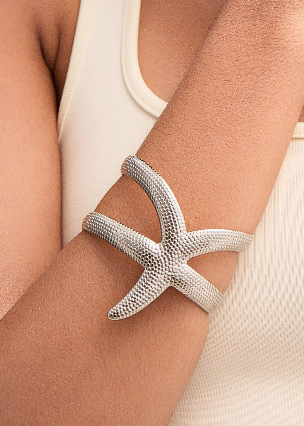 Weiteres Produktfoto 2: Mook Seastar – Armreif mit Seesternmotiv in Silberoptik