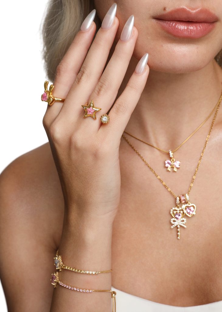 Weiteres Produktfoto 2: Todd & Judy – Ring mit Sternmotiven und rosa Details in Goldoptik