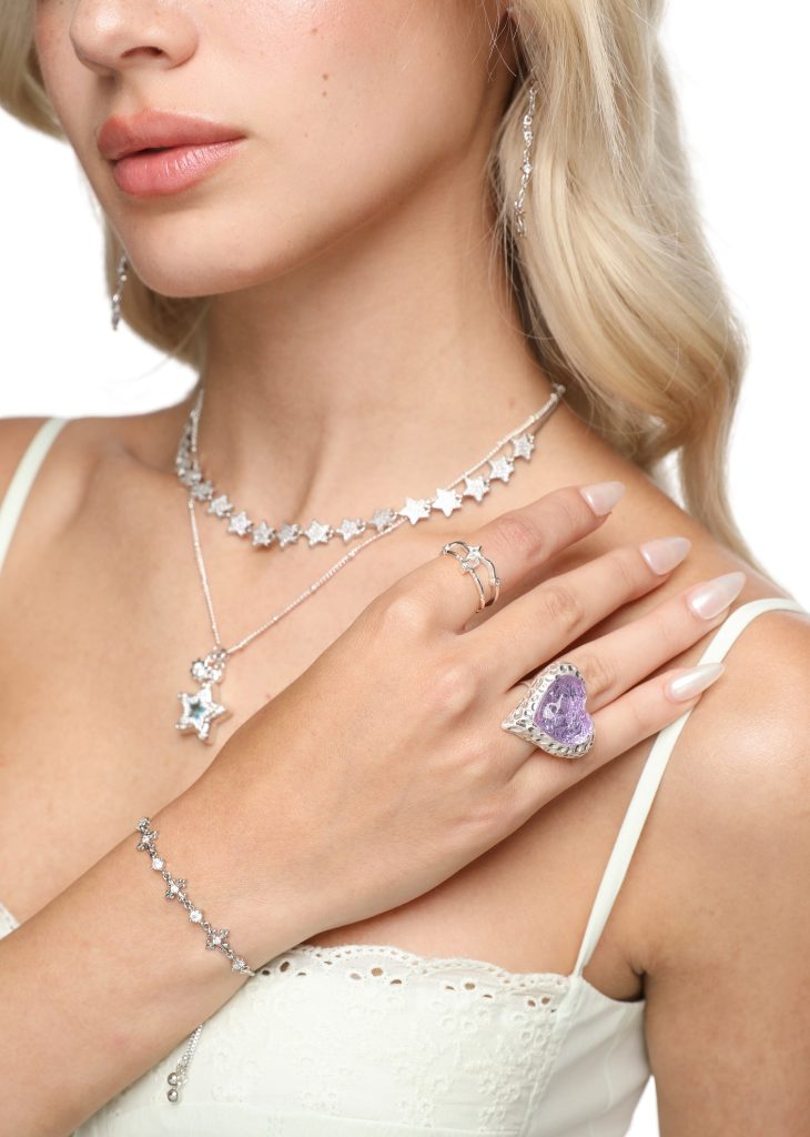 Maria – Armband mit Kreuzdetails und Zirkonia in Silberoptik – weitere Ansicht