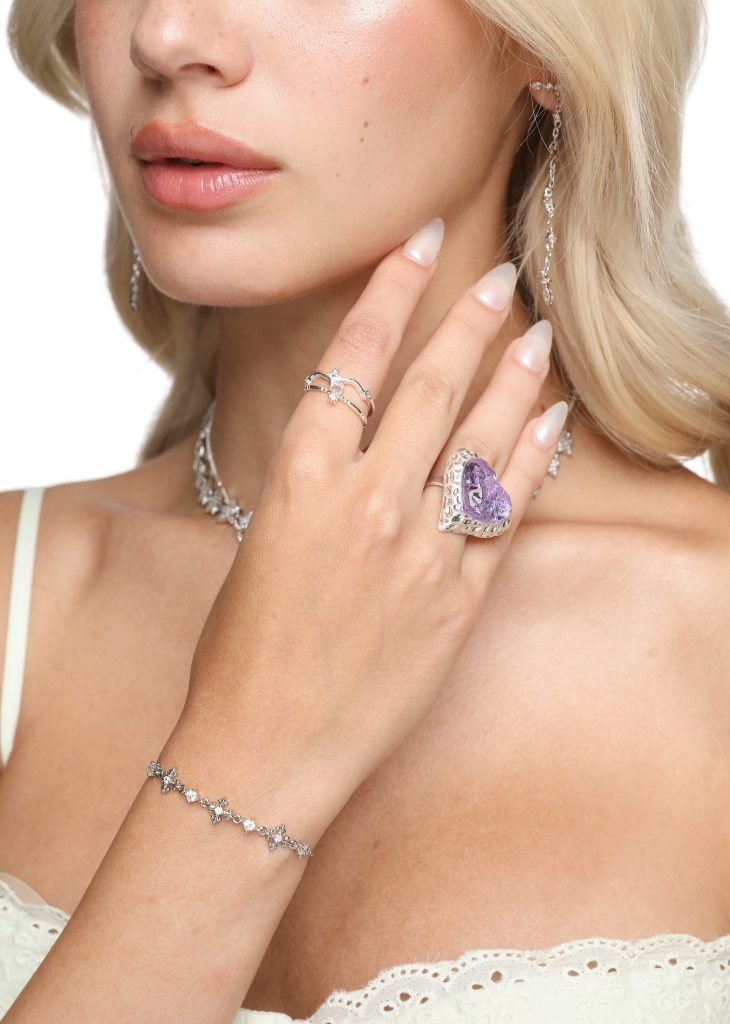 Weiteres Produktfoto 2: Maria – Armband mit Kreuzdetails und Zirkonia in Silberoptik