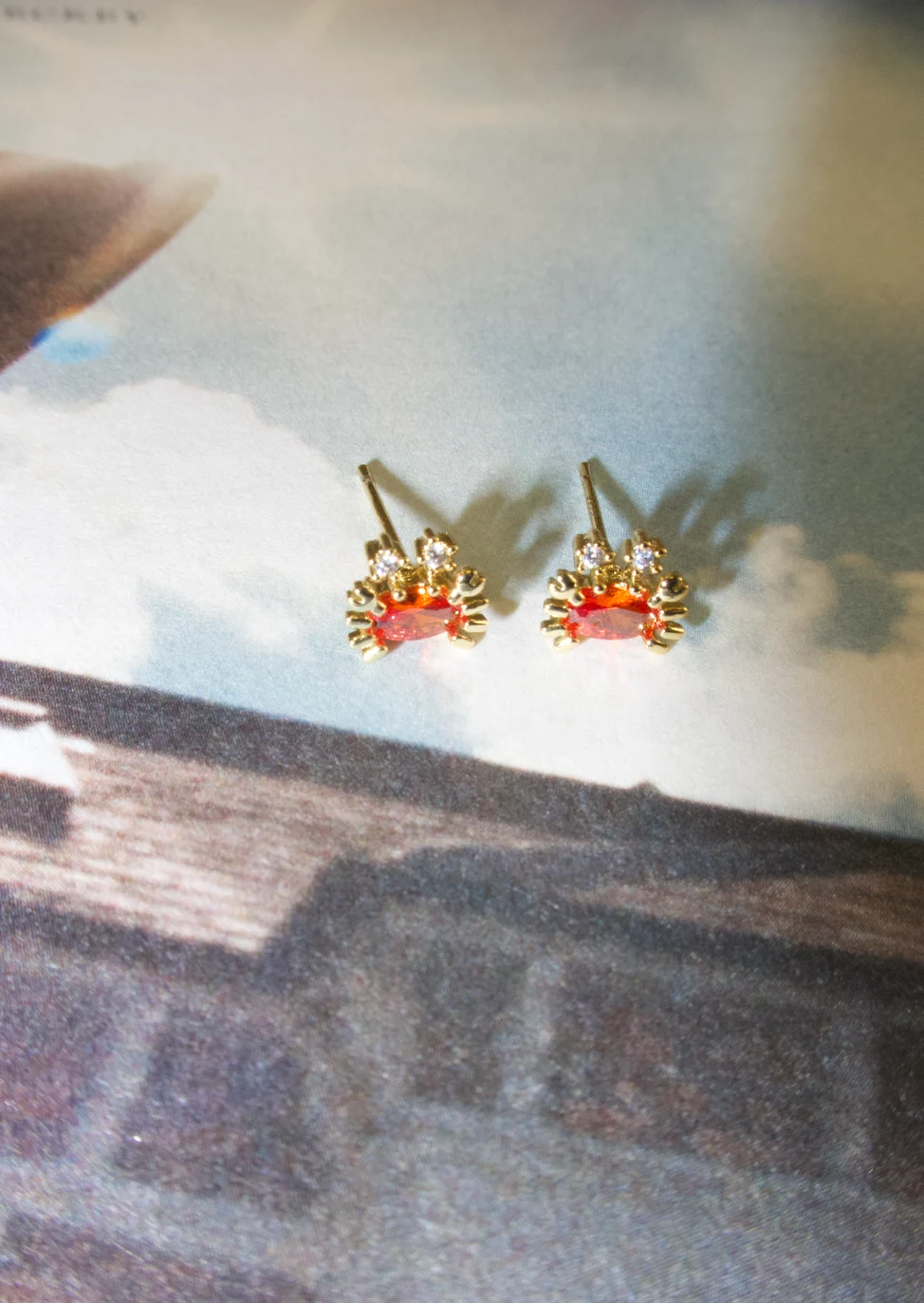 Weiteres Produktfoto 2: Glittering Petit – orangefarbene Krabben-Ohrstecker