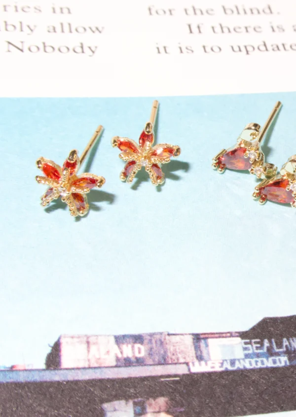 Glittering Petit – rote Seestern-Ohrstecker – weitere Ansicht