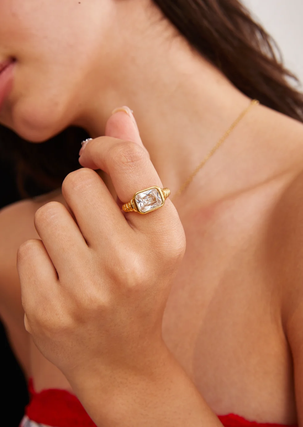 Weiteres Produktfoto 1: Karema – Ring mit weißem Zirkonia in Goldoptik