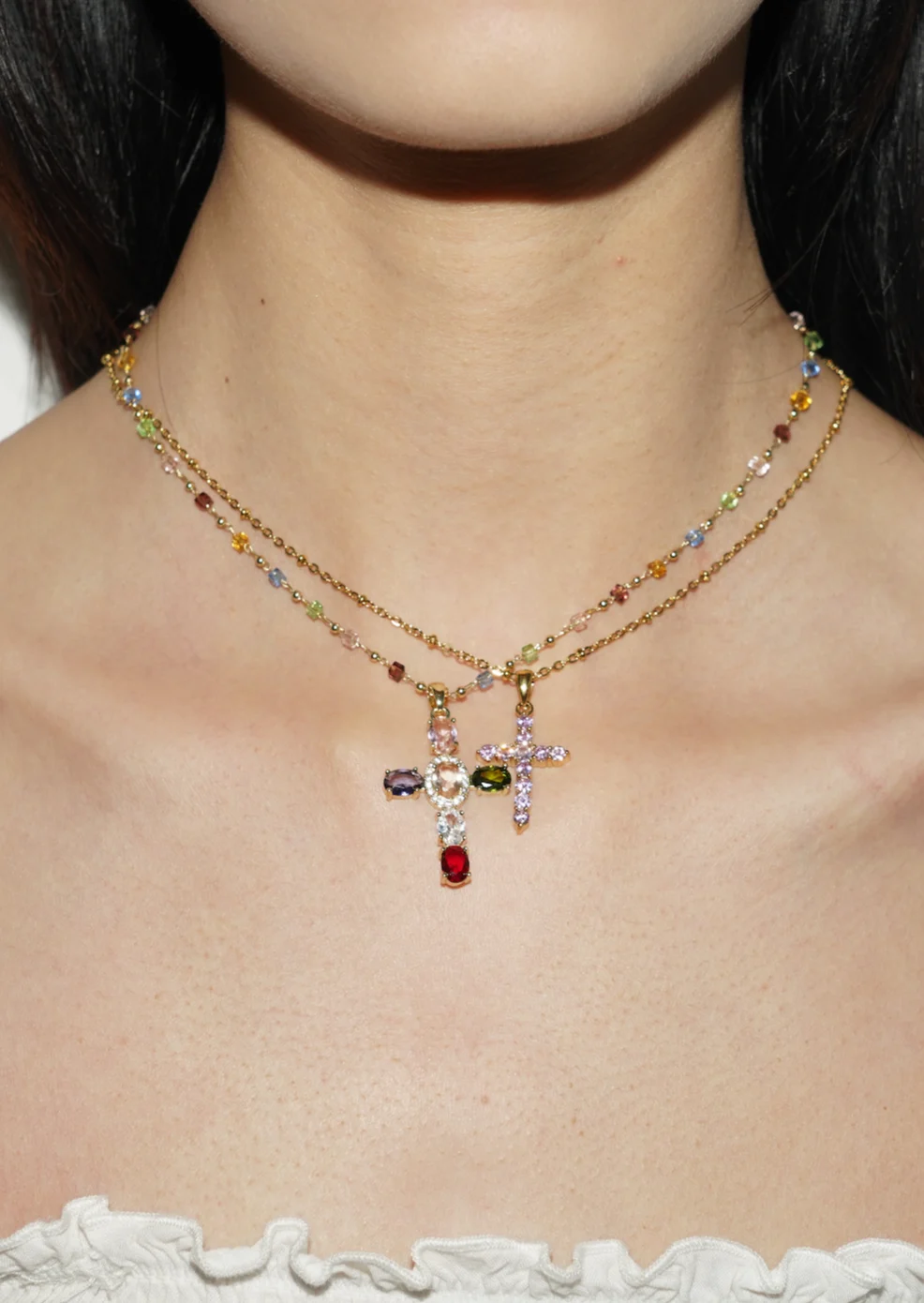 Weiteres Produktfoto 2: Grace Pink – Kreuz-Halskette mit rosa Details in Goldoptik