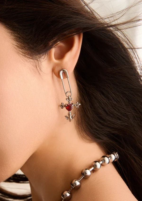 Red Crazy Love Cross Heart – Ohrringe mit Herz- und Kreuzmotiv in Silberoptik – weitere Ansicht