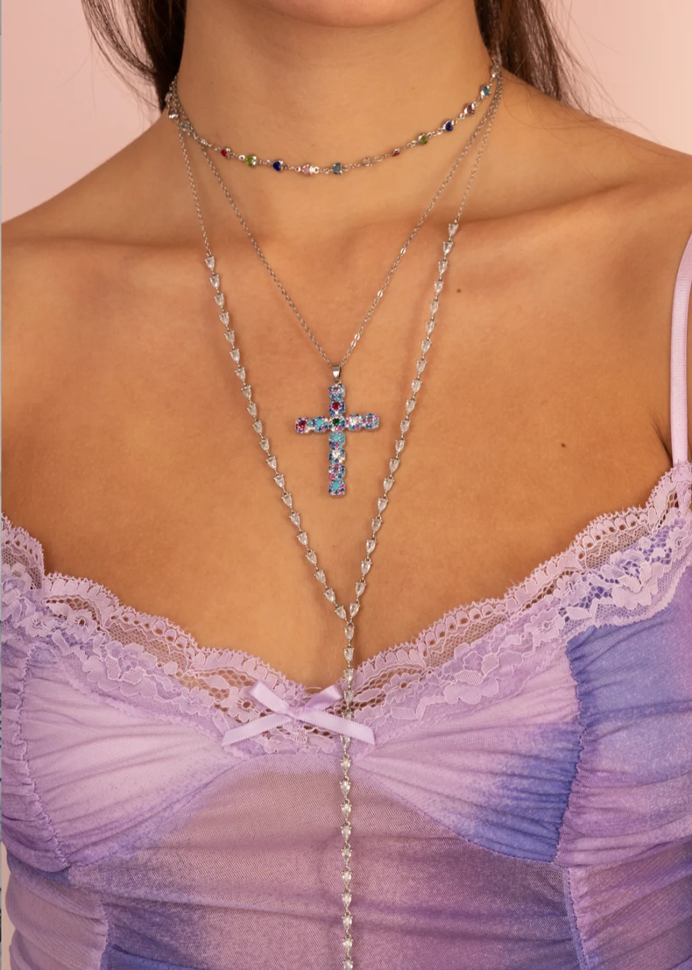 Weiteres Produktfoto 2: Michelle – Halskette mit Herz- und Perlendetails in Silberoptik