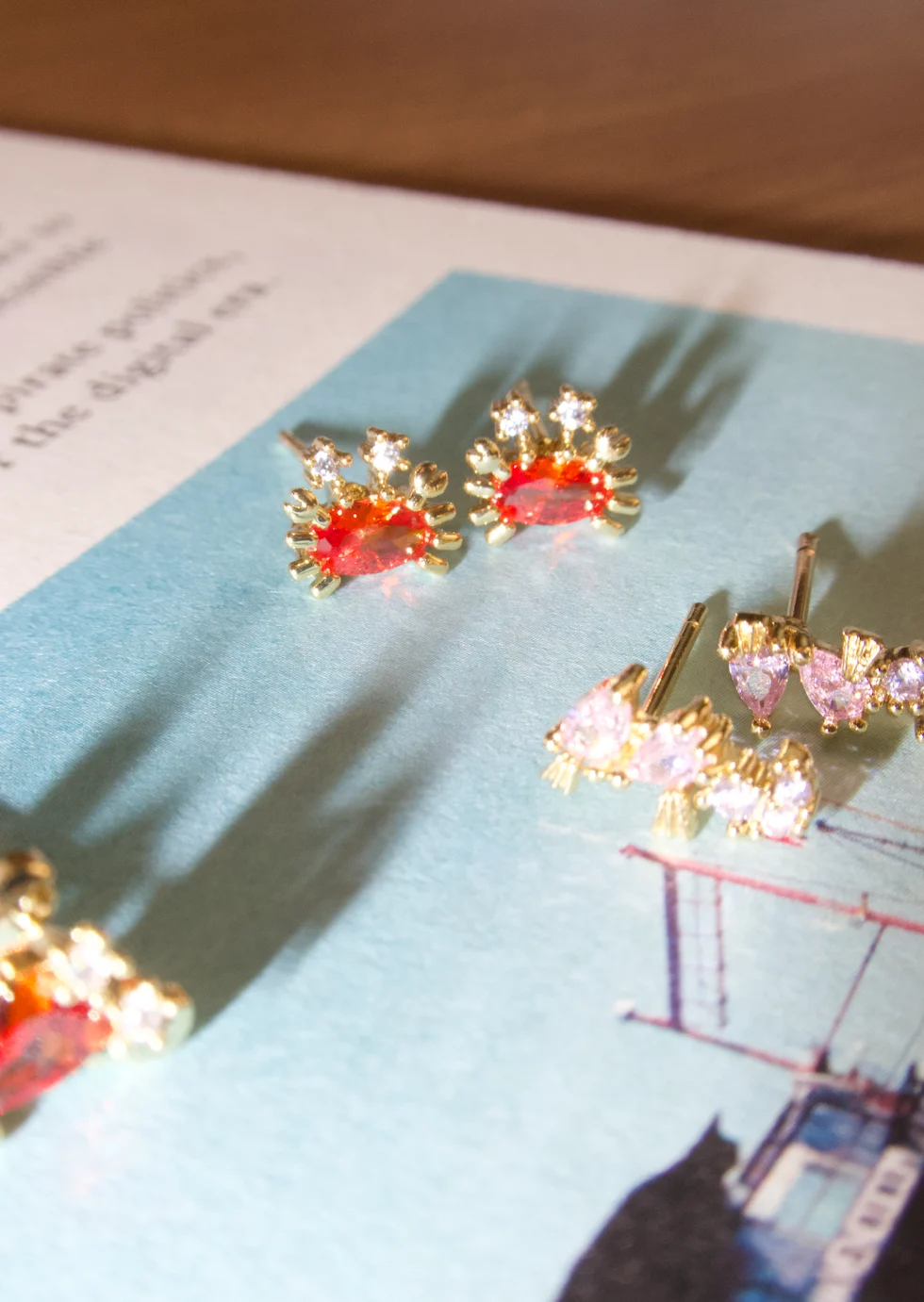 Weiteres Produktfoto 1: Glittering Petit – orangefarbene Krabben-Ohrstecker