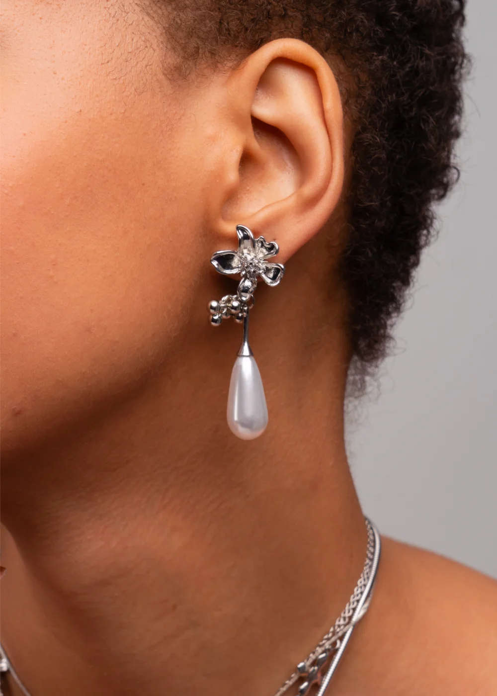 Weiteres Produktfoto 1: Pearl And Spring Flower – asymmetrische Ohrringe mit Blüte und Perlenoptik in Silberoptik
