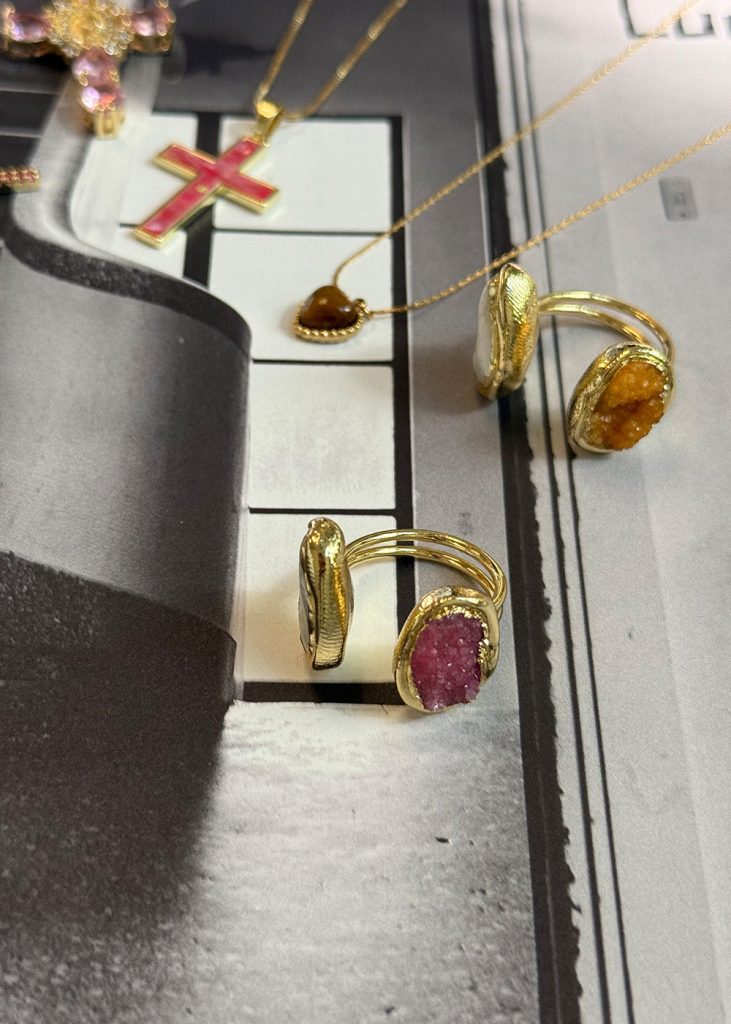 Hailey Pink – Ring mit rosa Naturstein in Goldoptik – weitere Ansicht