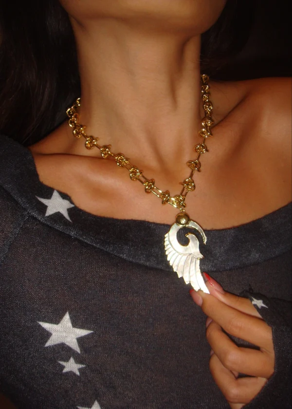 Lover's White Angel Wing – Halskette mit Flügelmotiv in Goldoptik – weitere Ansicht