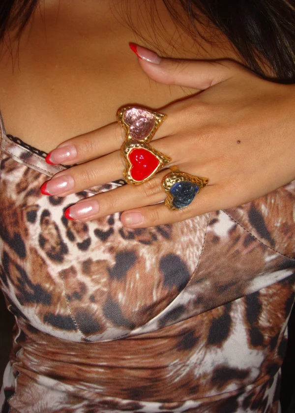 Adam Love In All Shape – roter Ring mit Herzmotiv – weitere Ansicht