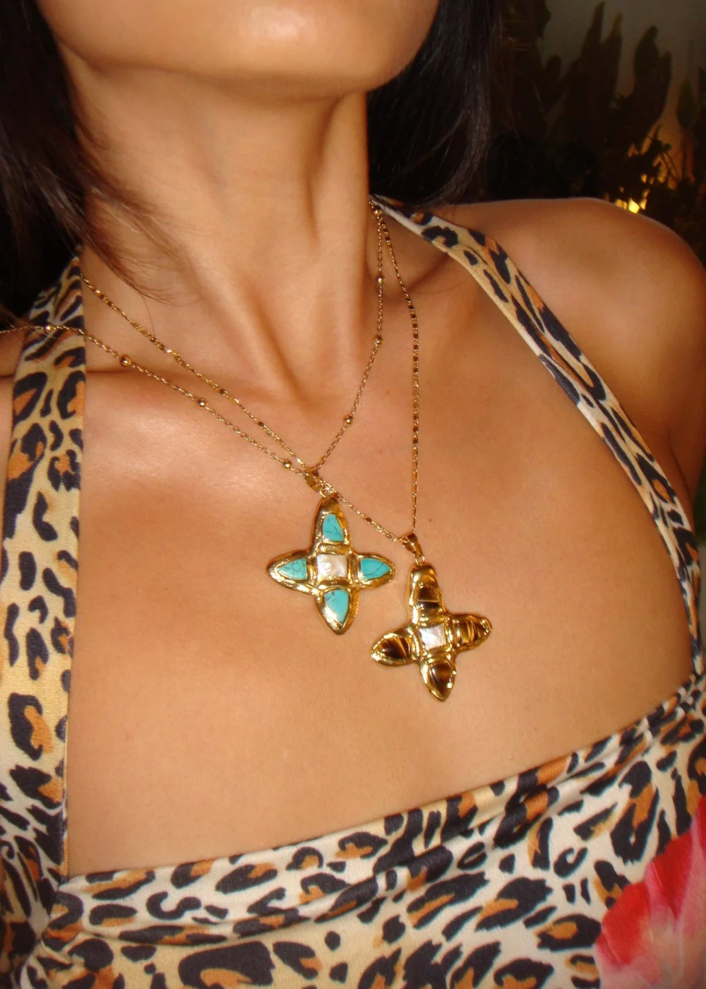 Weiteres Produktfoto 2: Lou Tiger's Eye – Kreuz-Halskette mit muschelinspiriertem Motiv in Goldoptik