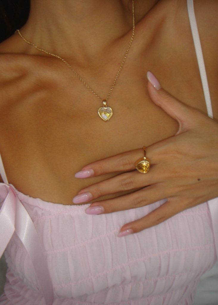 Weiteres Produktfoto 2: Love Capsule – Ring mit aufklappbarem Herz und Charms in Goldoptik