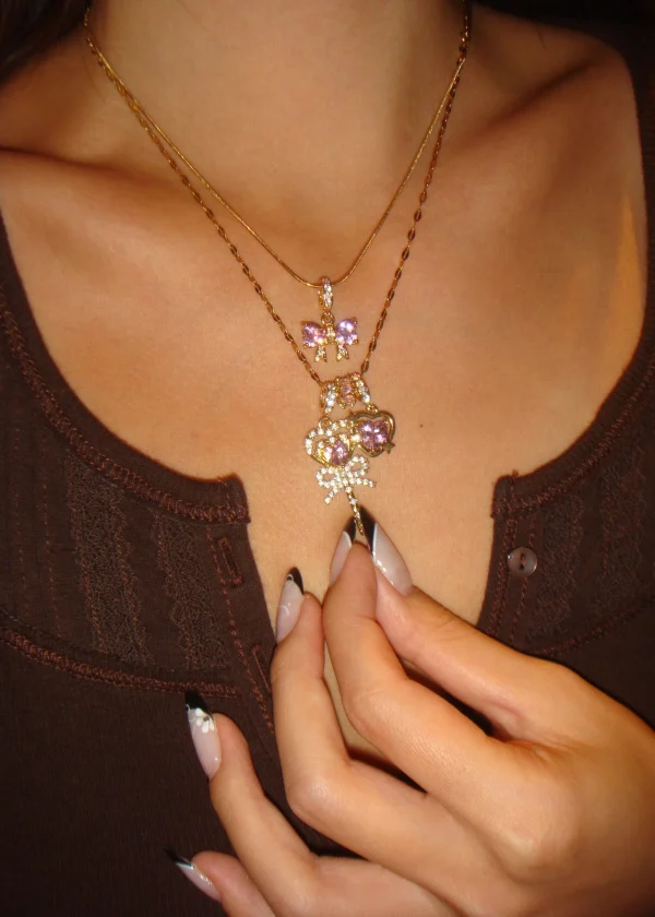 Marvis Pink Bow – Halskette mit rosa Schleifenmotiv in Goldoptik – weitere Ansicht