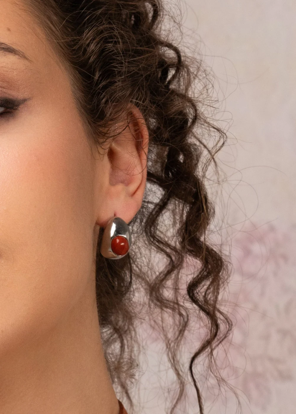 Weiteres Produktfoto 2: Tamara Red – Ohrringe in Silberoptik mit roten Akzenten
