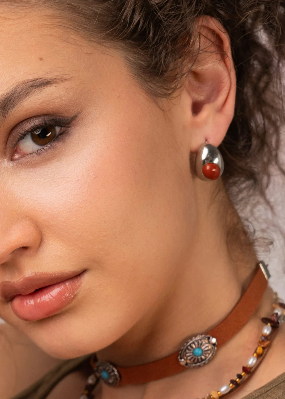 Weiteres Produktfoto 1: Tamara Red – Ohrringe in Silberoptik mit roten Akzenten