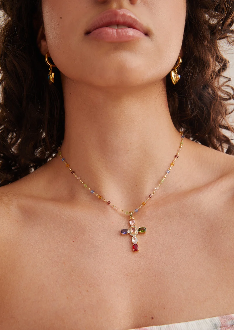 Weiteres Produktfoto 1: Geraldine – Halskette mit buntem Kristallkreuz in Goldoptik