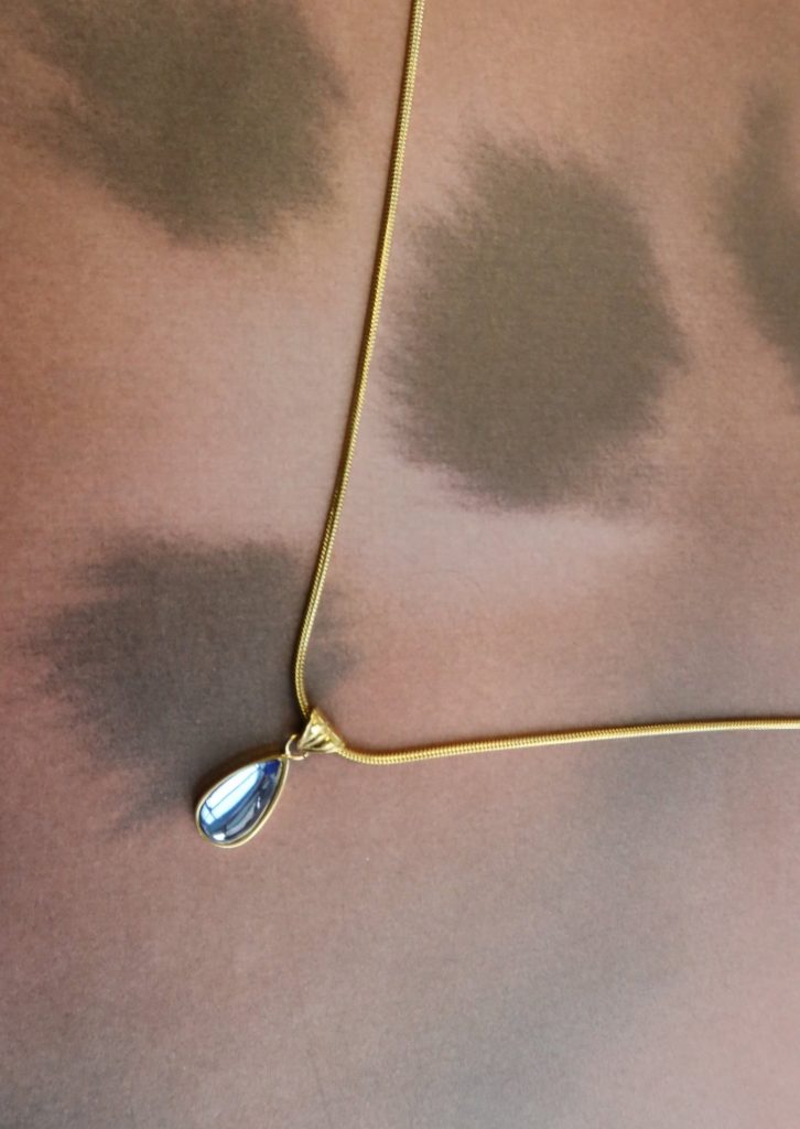 Rosalia Blue Stone Waterdrop – Halskette mit blauem Tropfenmotiv in Goldoptik – weitere Ansicht