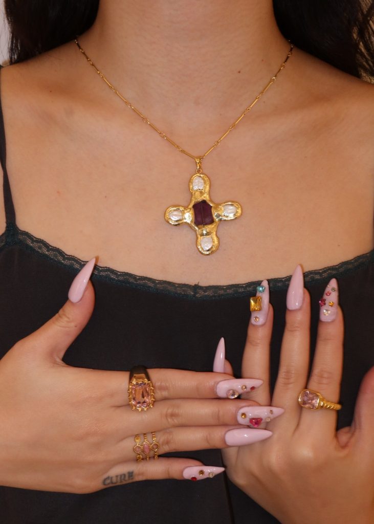 Weiteres Produktfoto 2: Paul Purple Crystal Shell – Halskette mit Kreuz- und Muschelmotiv in Goldoptik