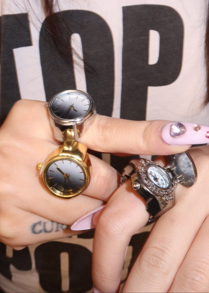 Weiteres Produktfoto 2: Midnight O'Clock – verstellbarer Ring mit Uhrmotiv in Schwarz-Weiß- und Silberoptik