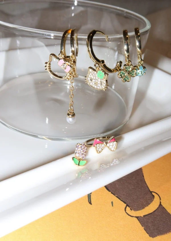 Kitty Spring Clover – Ohrring-Set mit Schleifen-, Stern- und Blumenmotiven – weitere Ansicht