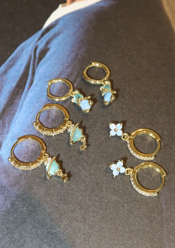 Blue Bear Clover Universe – Huggie-Ohrring-Set mit Bär und Kleeblatt – weitere Ansicht