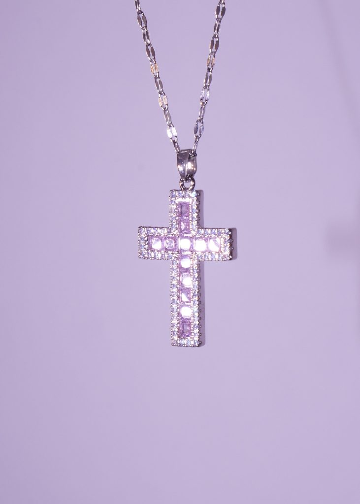 Weiteres Produktfoto 2: Georgia Cross – Halskette mit Kreuzmotiv und Zirkonia in Silberoptik