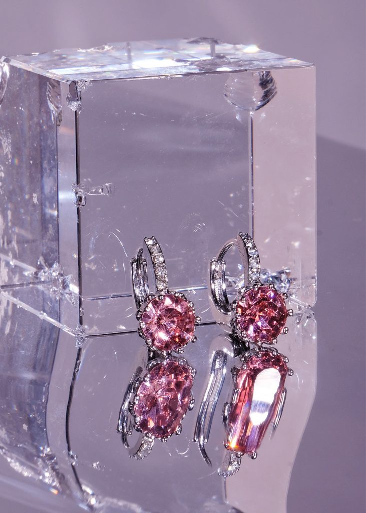 Milly Glittering – Ohrringe mit Zirkonia in Silberoptik – weitere Ansicht