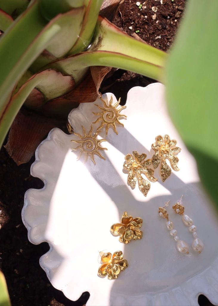 Weiteres Produktfoto 2: Printemps – Blumenohrringe in Goldoptik