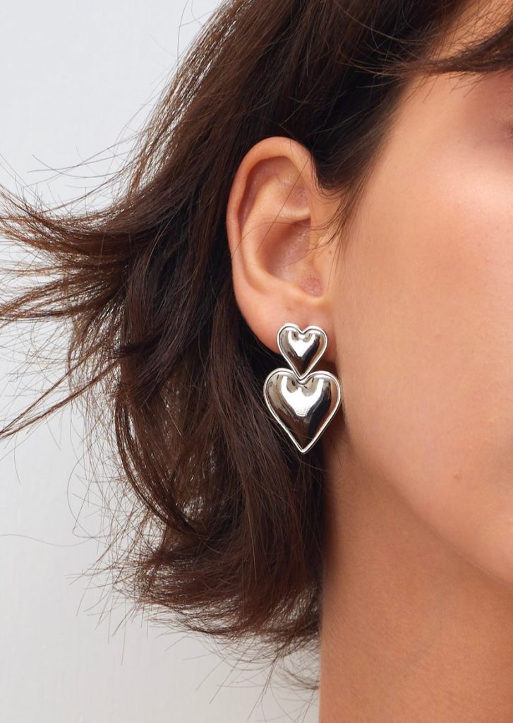 Heart Heart – Ohrringe mit Herzmotiv in Silberoptik – weitere Ansicht