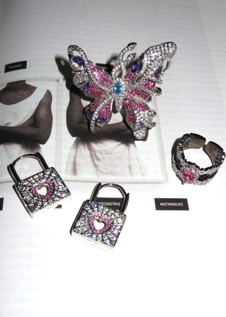 Pheobie Pink Secret – Ohrringe mit Zirkonia in Goldoptik – weitere Ansicht