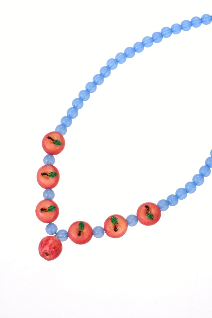 Weiteres Produktfoto 2: Sweetened Apple – Choker mit Frucht- und Perlendetails